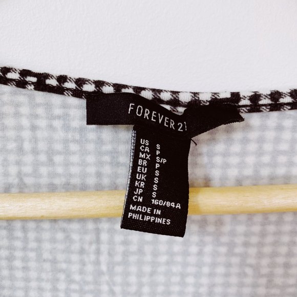 FOREVER 21 BLACK AND WHITE PATTERNED TWIST FRONT V-NECK CROP TOP SMALL - Picture 3 of 3